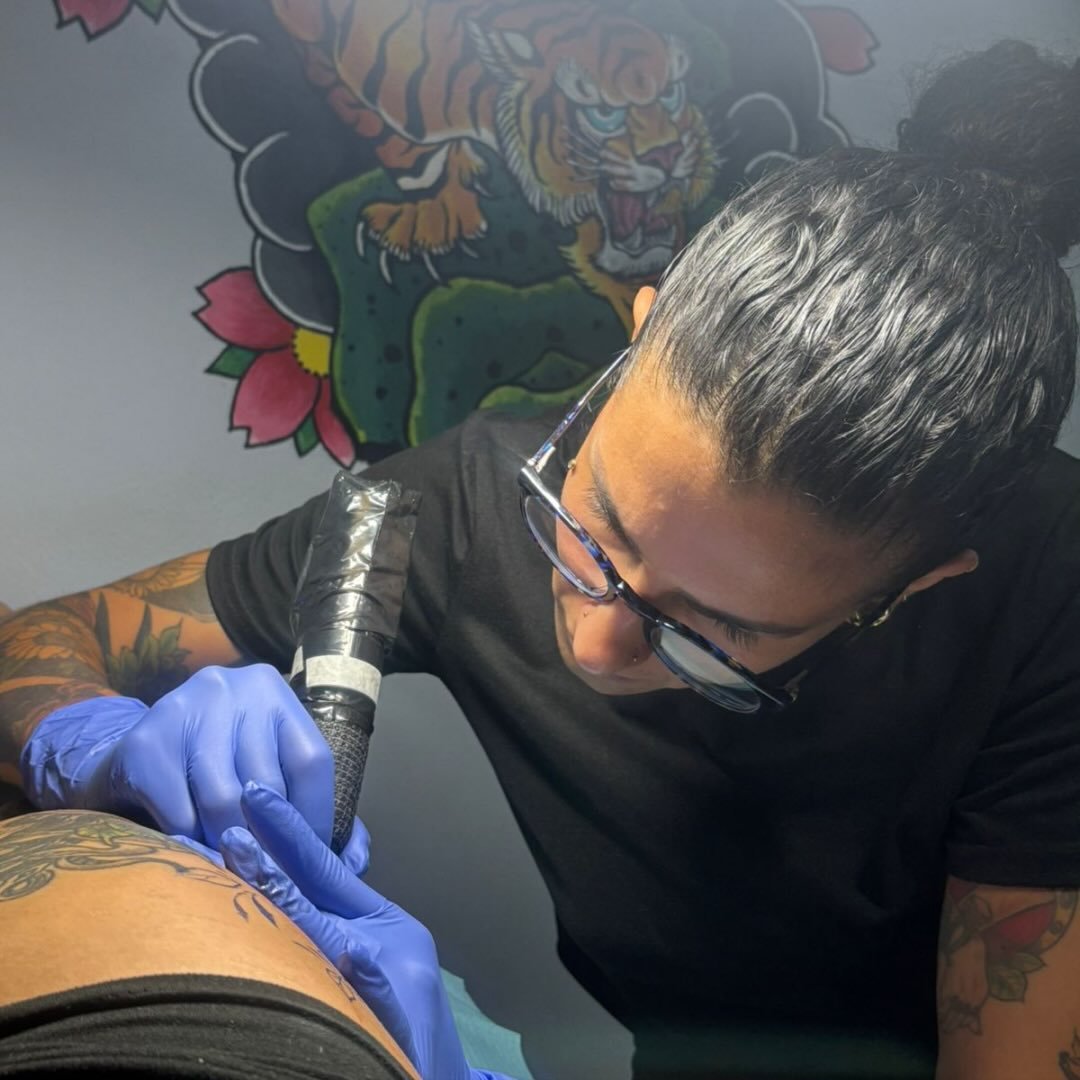 Foto de Wendy Vargas, tatuadora y body piercer